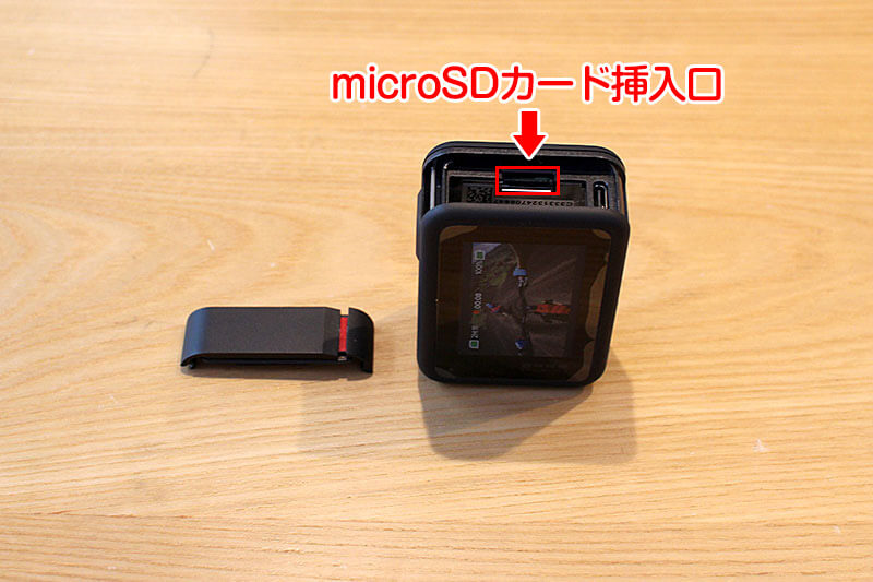 microSDカード挿入口